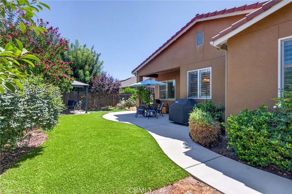 3745 Robinwood, Clovis, CA 93619