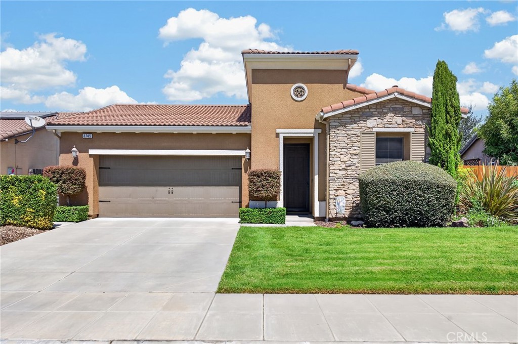 3745 Robinwood, Clovis, CA 93619