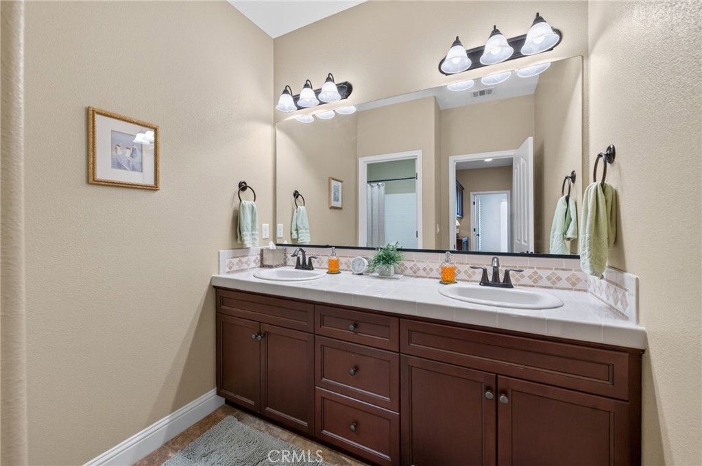 3745 Robinwood, Clovis, CA 93619