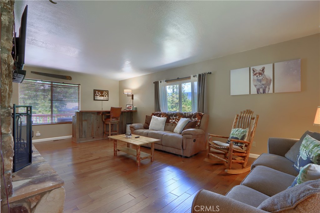 39420 Manzanita Dr, Oakhurst, CA 93644