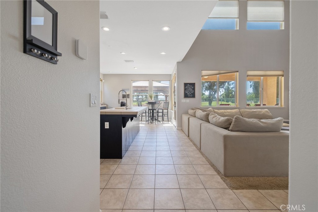 1114 Paradise Dr, Lemoore, CA 93245