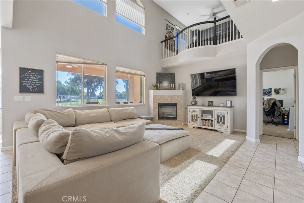1114 Paradise Dr, Lemoore, CA 93245