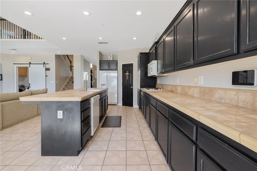 1114 Paradise Dr, Lemoore, CA 93245