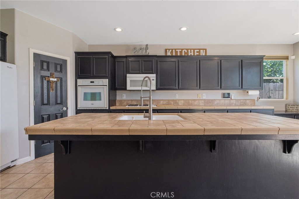 1114 Paradise Dr, Lemoore, CA 93245