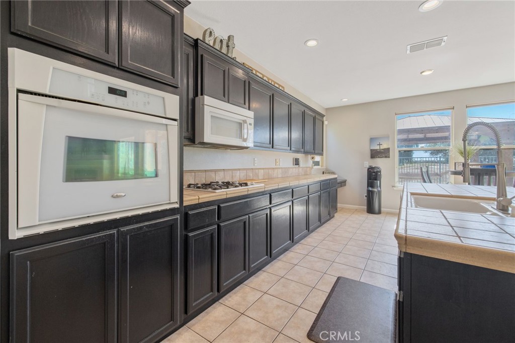 1114 Paradise Dr, Lemoore, CA 93245