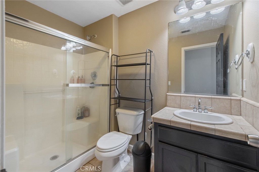 1114 Paradise Dr, Lemoore, CA 93245