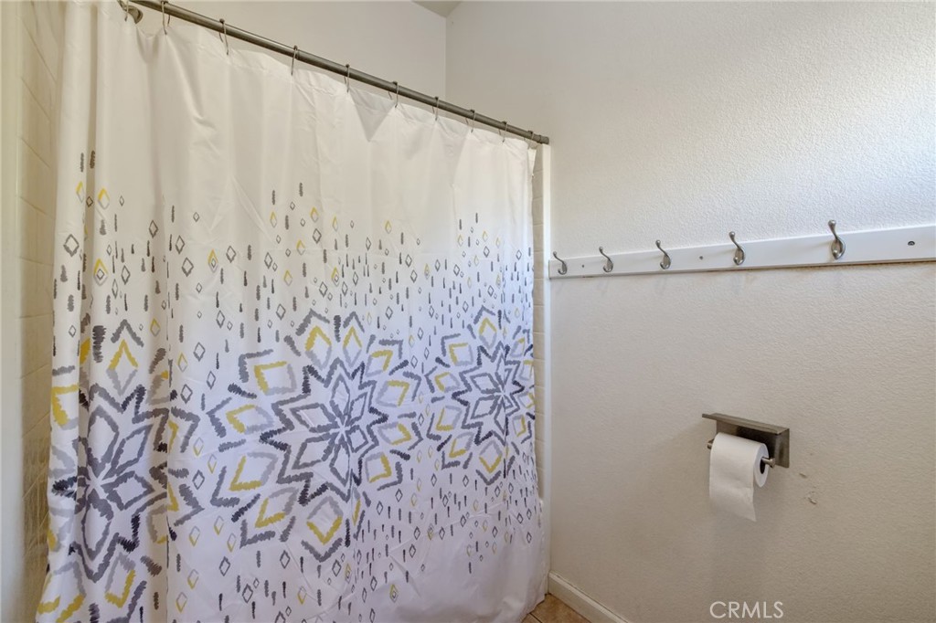 1114 Paradise Dr, Lemoore, CA 93245