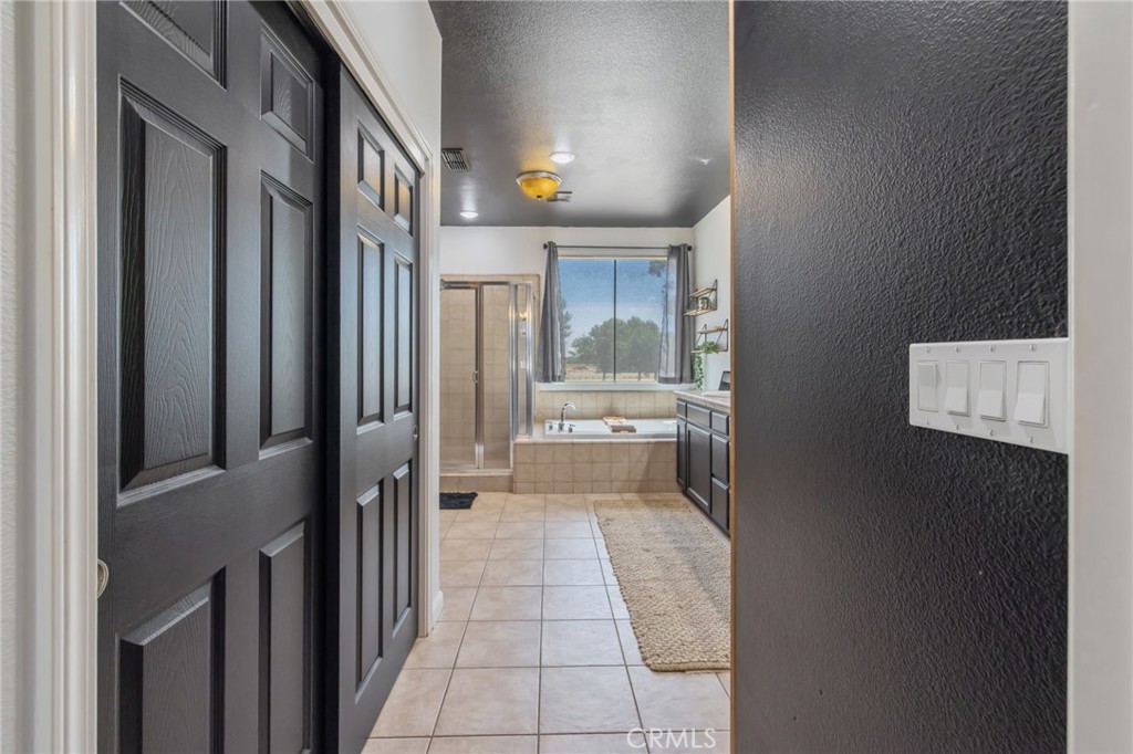 1114 Paradise Dr, Lemoore, CA 93245