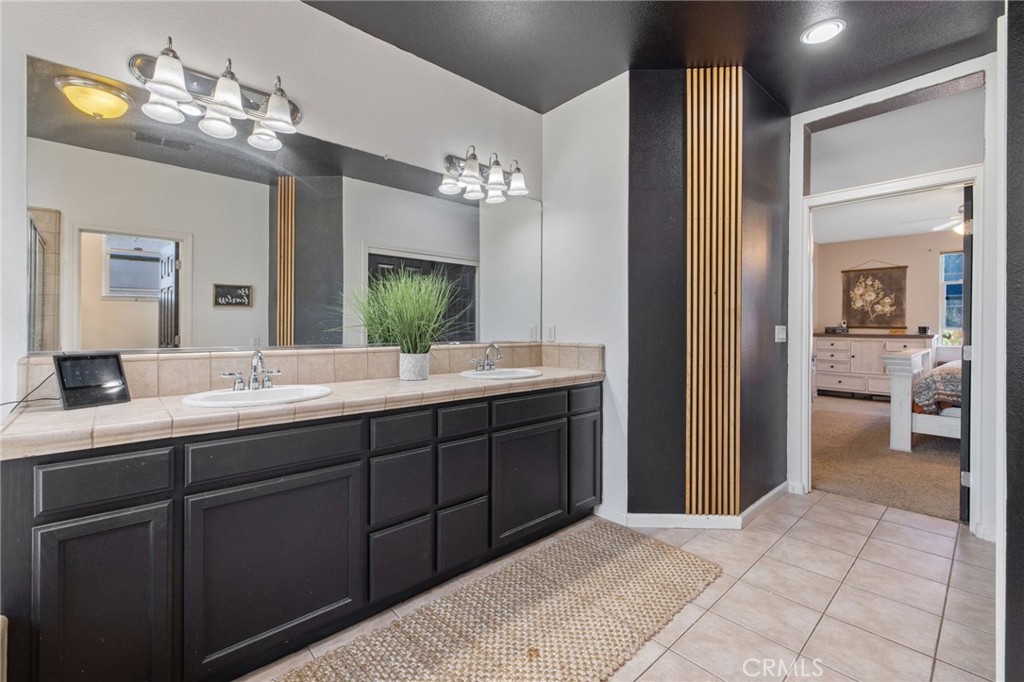 1114 Paradise Dr, Lemoore, CA 93245