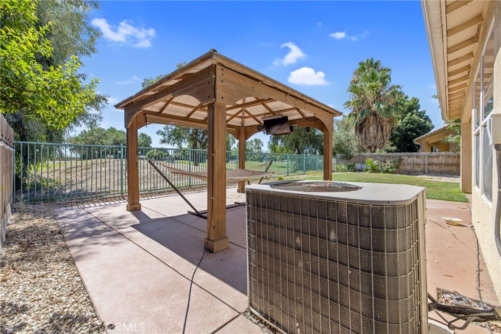 1114 Paradise Dr, Lemoore, CA 93245