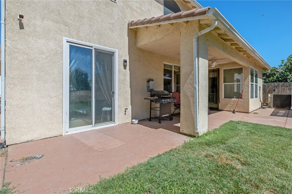 1114 Paradise Dr, Lemoore, CA 93245