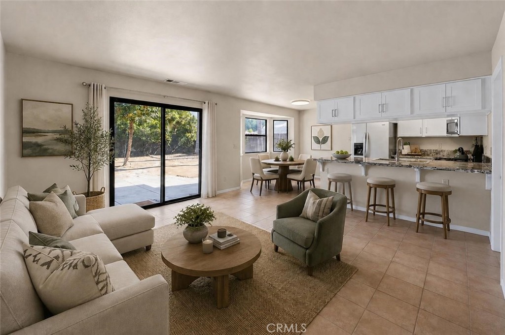 571 W Pat, Clovis, CA 93612