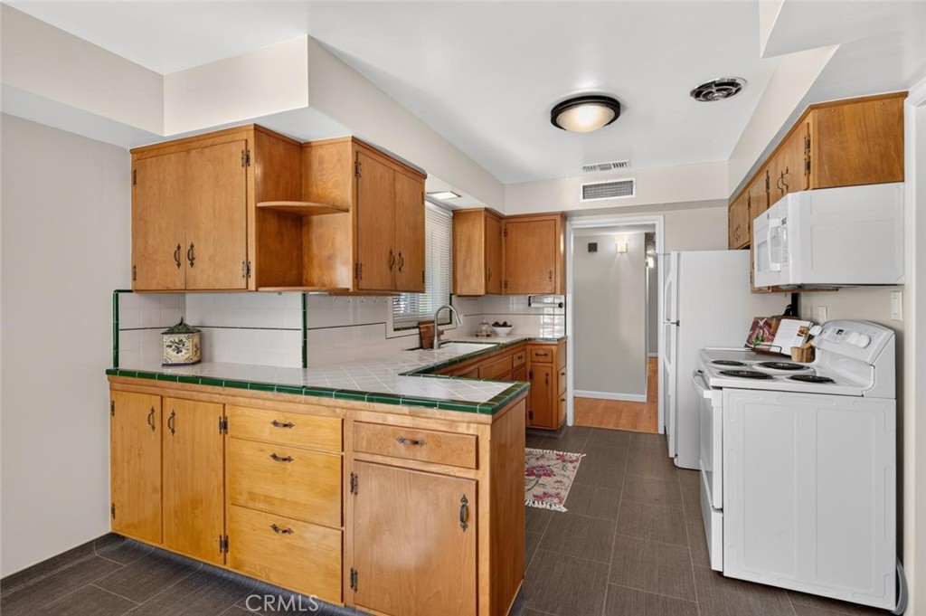 75 W Sierra, Clovis, CA 93612
