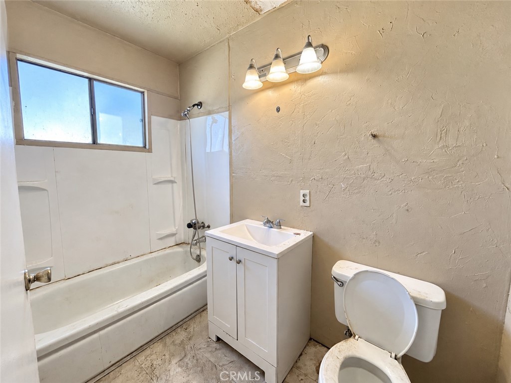 180 E Warner Ave, Fresno, CA 93710