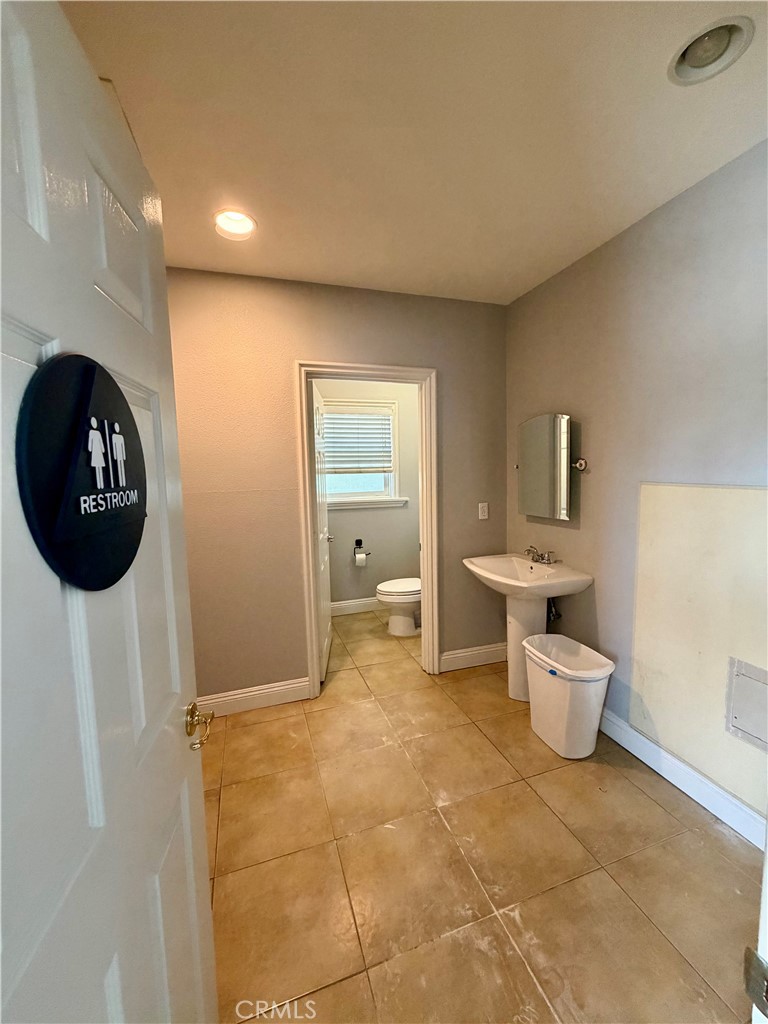 400 W Yosemite Ave, Madera, CA 93637