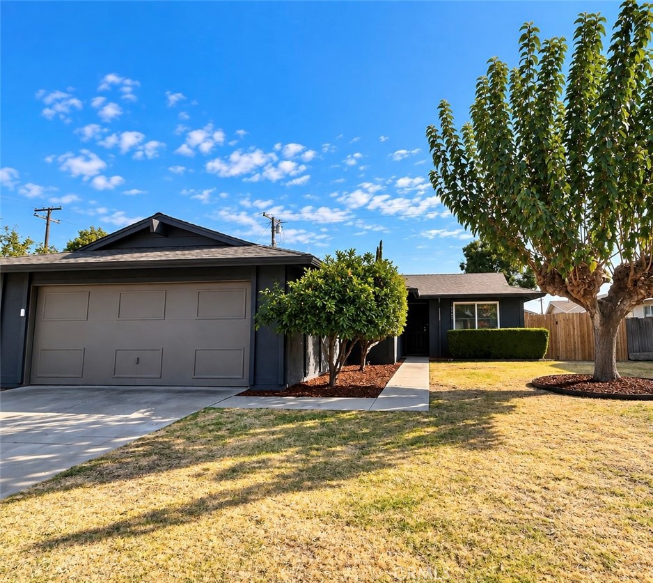 1565 Lark St, Hanford, CA 93230