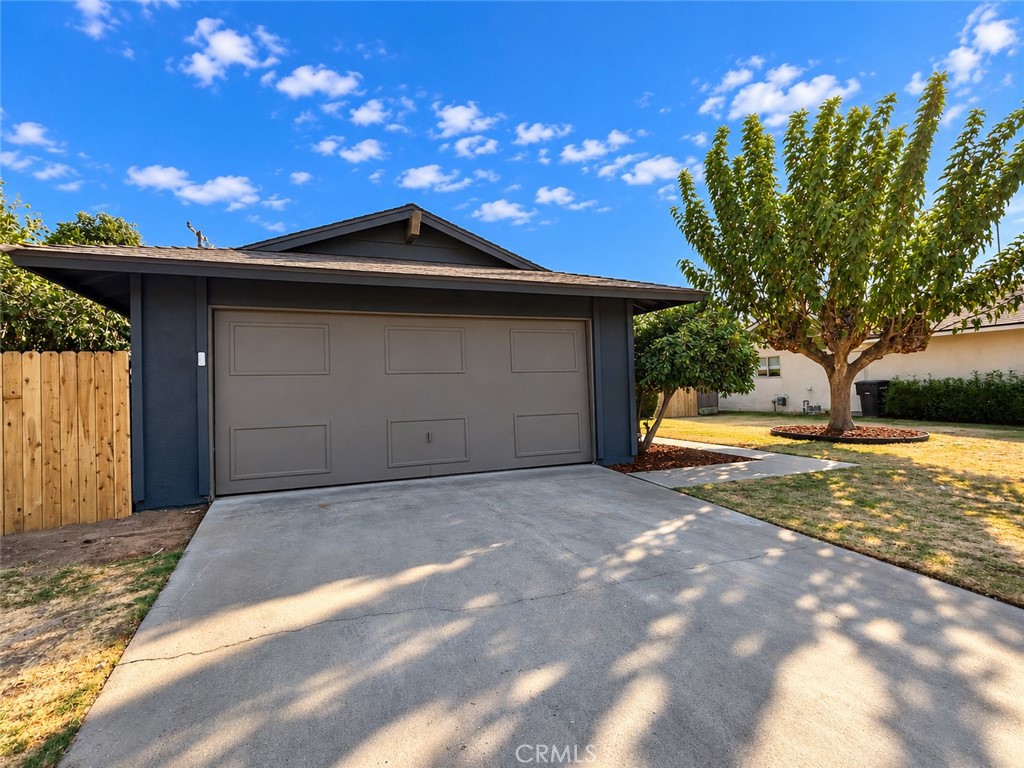 1565 Lark St, Hanford, CA 93230