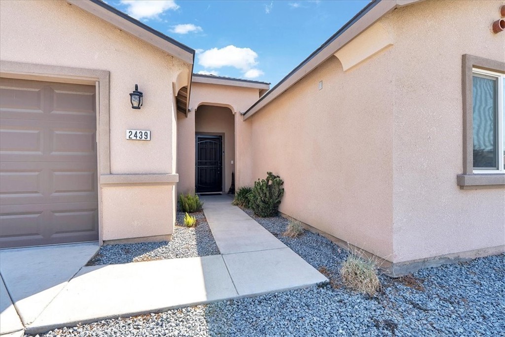2439 Madeline Dr, Hanford, CA 93230