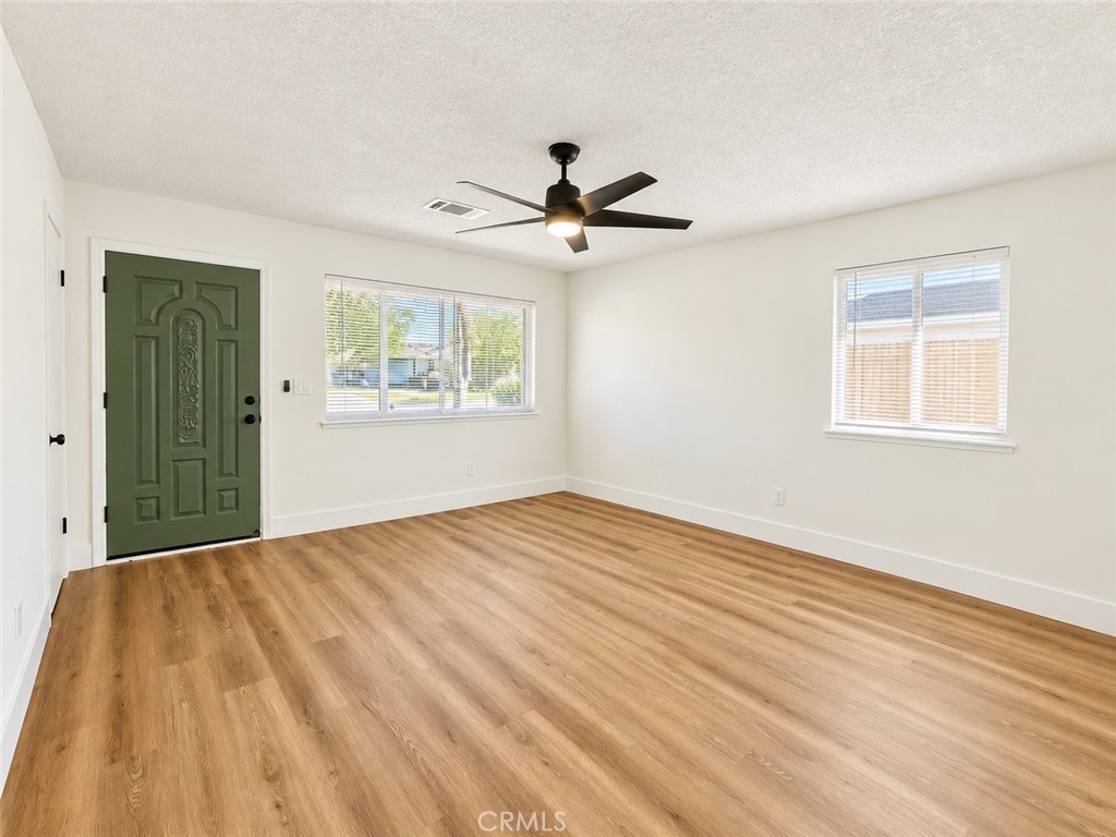 587 Sunset St, Kingsburg, CA 93631