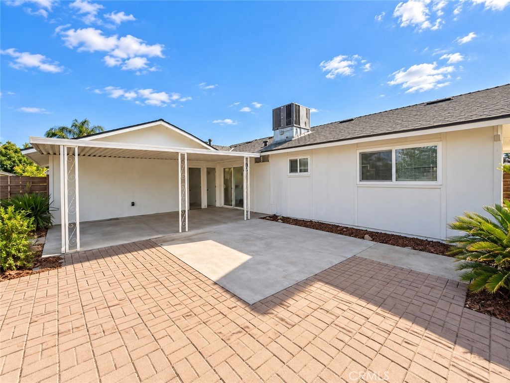 587 Sunset St, Kingsburg, CA 93631