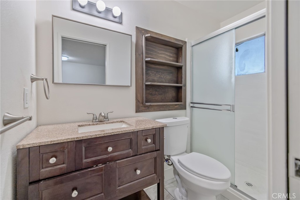 988 Laurel Ave, Lindsay, CA 93247
