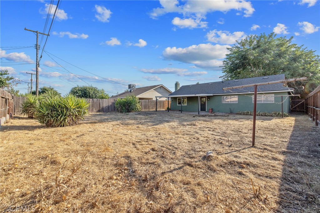 988 Laurel Ave, Lindsay, CA 93247