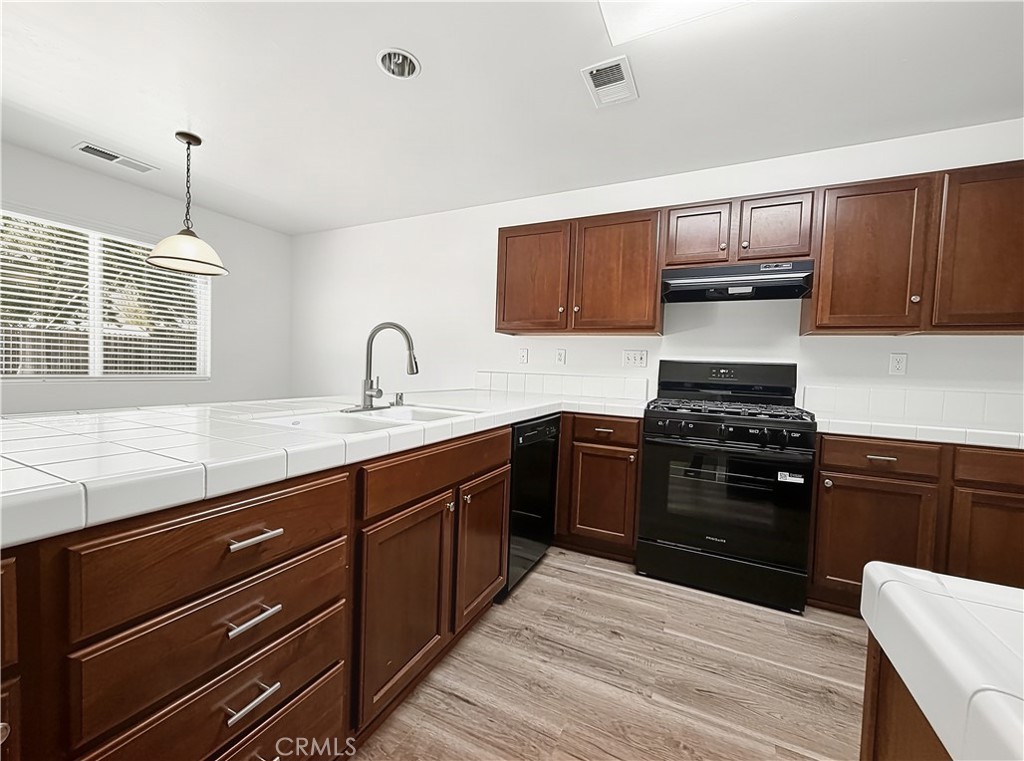 3233 S Virmargo Ct, Visalia, CA 93292