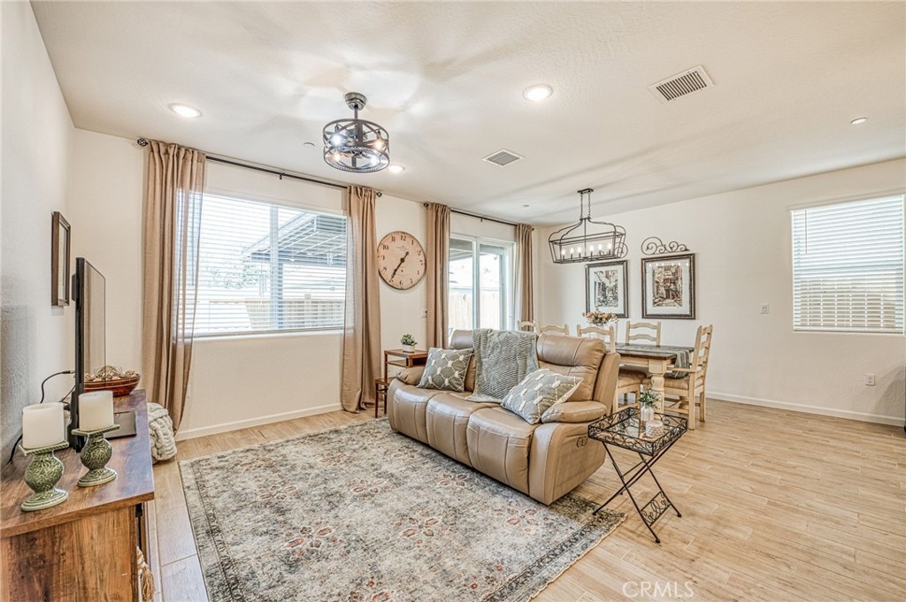 1523 Bloom Ln, Clovis, CA 93619