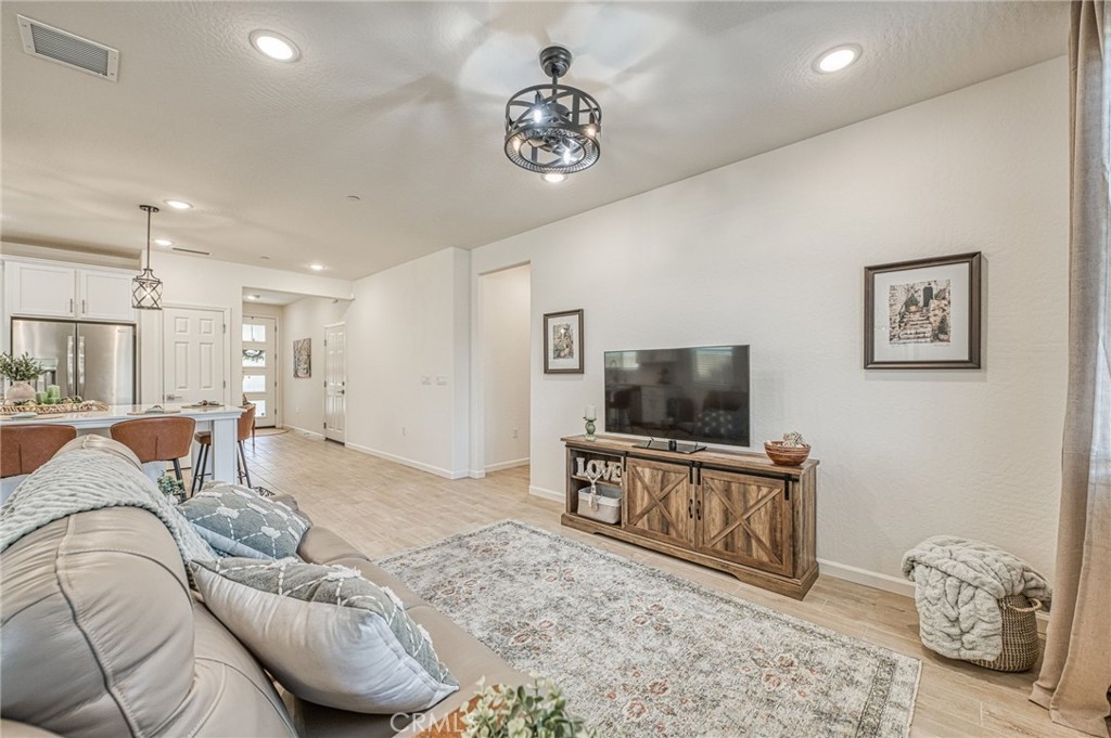 1523 Bloom Ln, Clovis, CA 93619