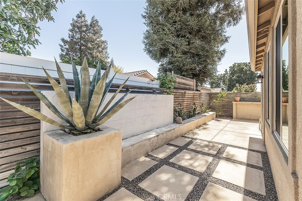 7076 N Cedar Hill Dr, Fresno, CA 93722