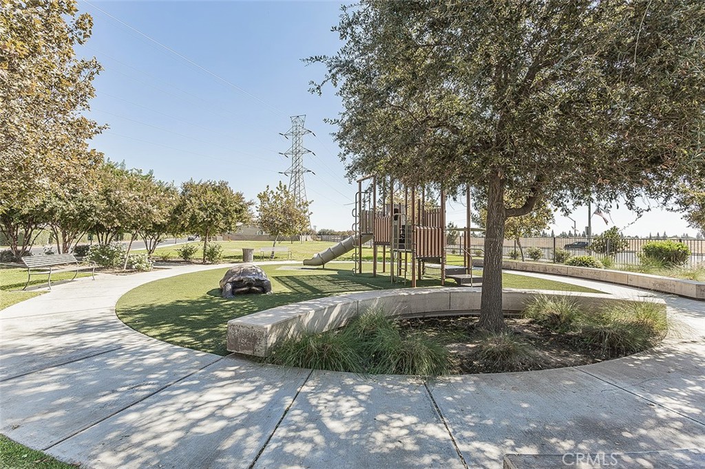 7076 N Cedar Hill Dr, Fresno, CA 93722
