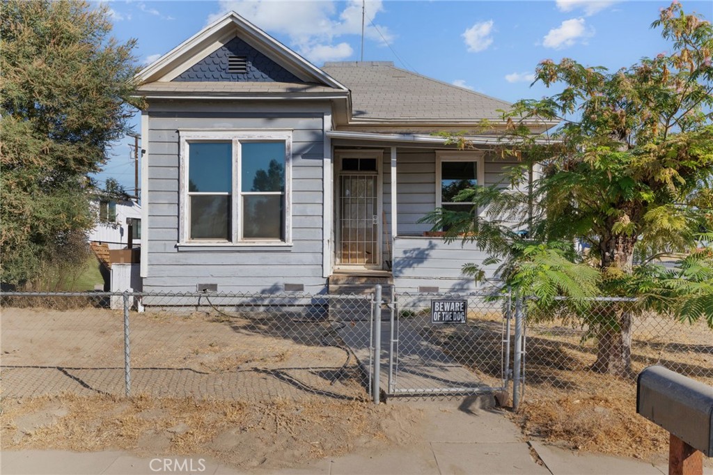 130 E 4th St, Hanford, CA 93230