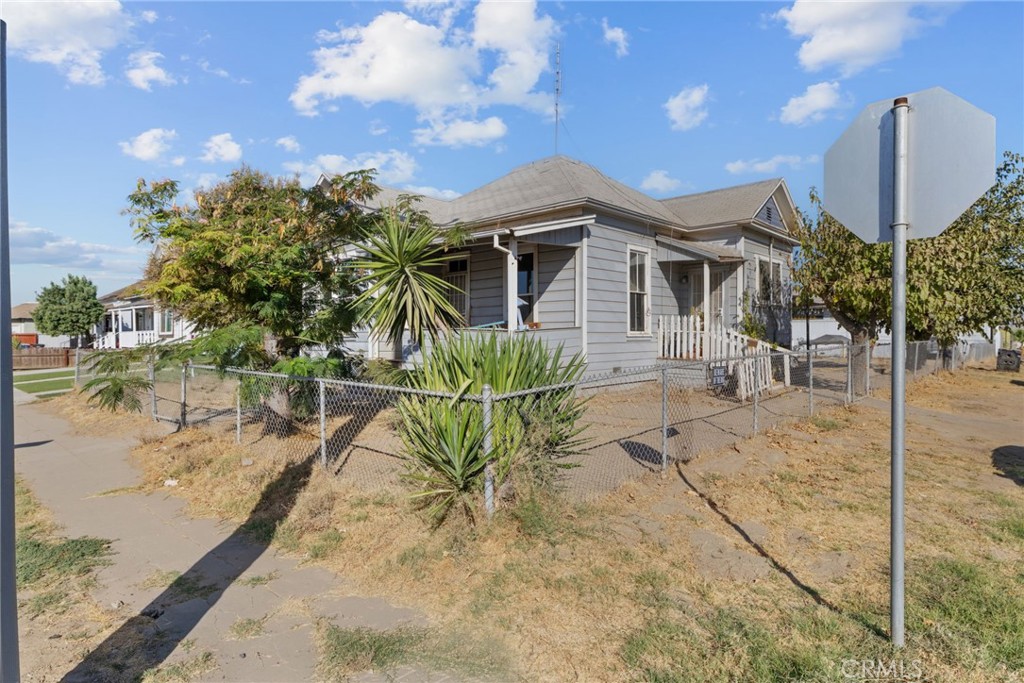 130 E 4th St, Hanford, CA 93230
