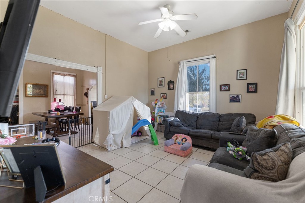130 E 4th St, Hanford, CA 93230