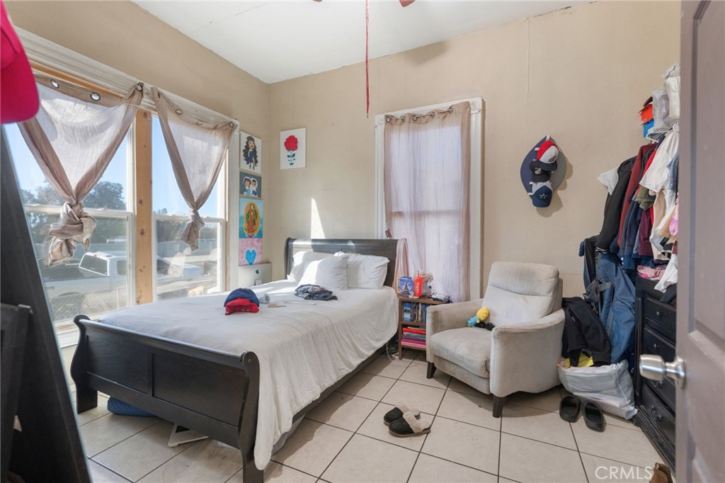 130 E 4th St, Hanford, CA 93230