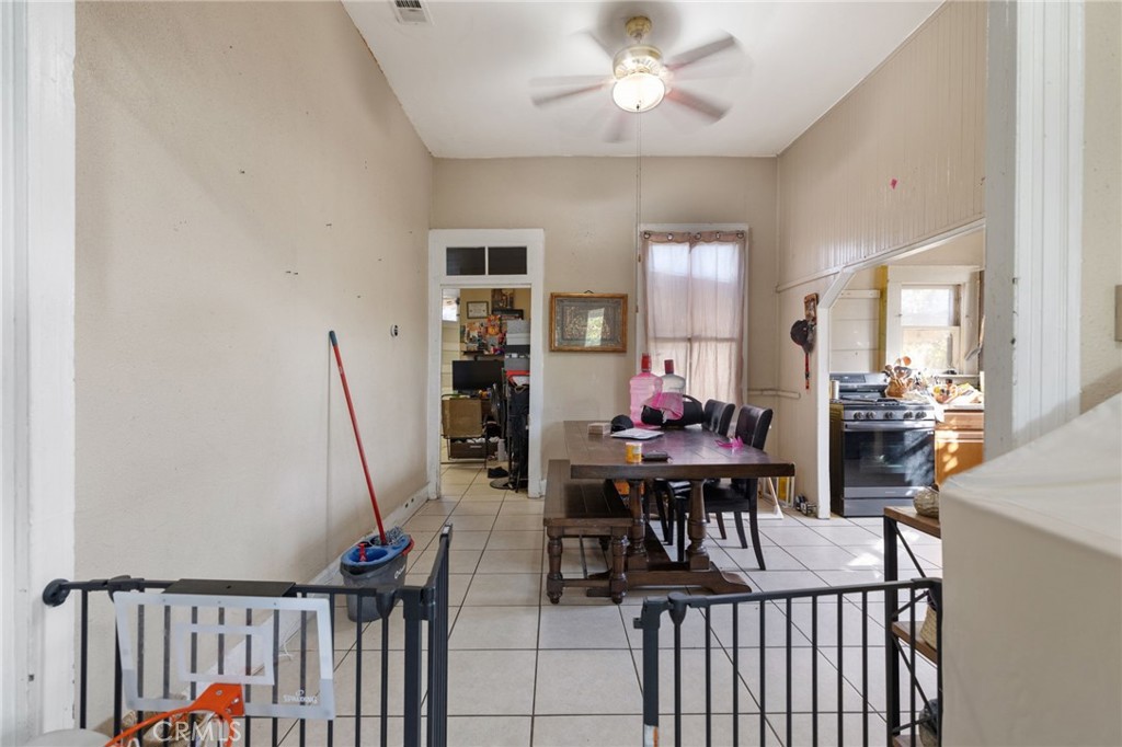 130 E 4th St, Hanford, CA 93230