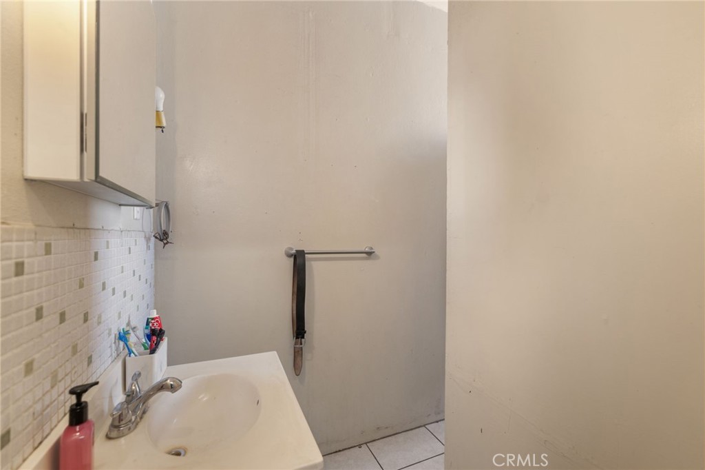 130 E 4th St, Hanford, CA 93230