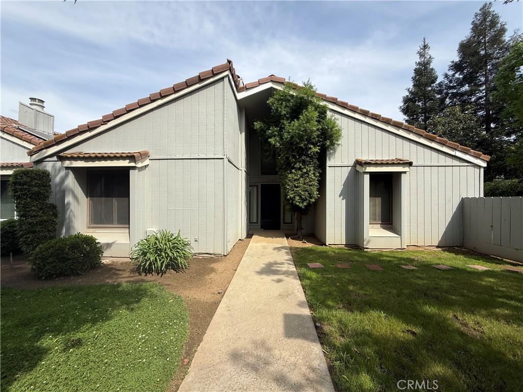 1854 Cougar Ln, Clovis, CA 93611