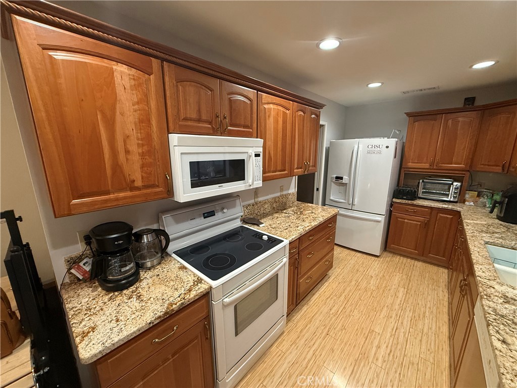 1854 Cougar Ln, Clovis, CA 93611