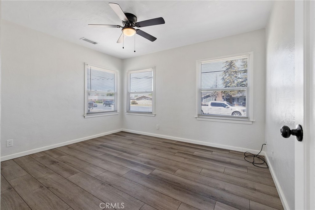 1483 E Bardsley Ave, Tulare, CA 93274