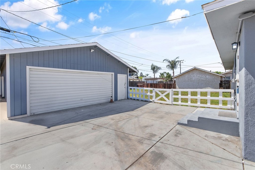 1483 E Bardsley Ave, Tulare, CA 93274