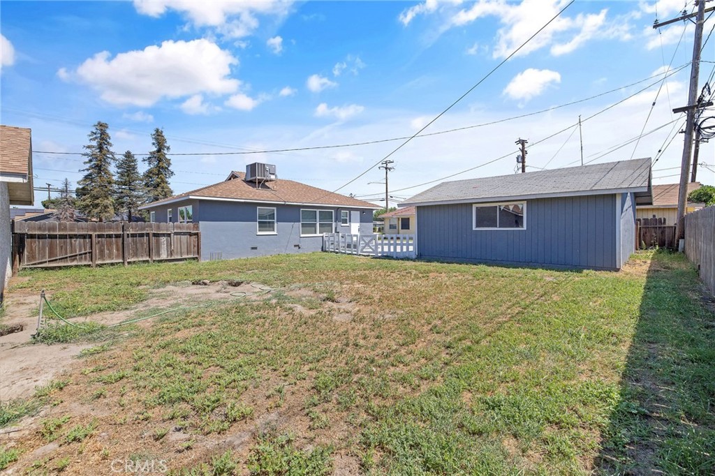 1483 E Bardsley Ave, Tulare, CA 93274
