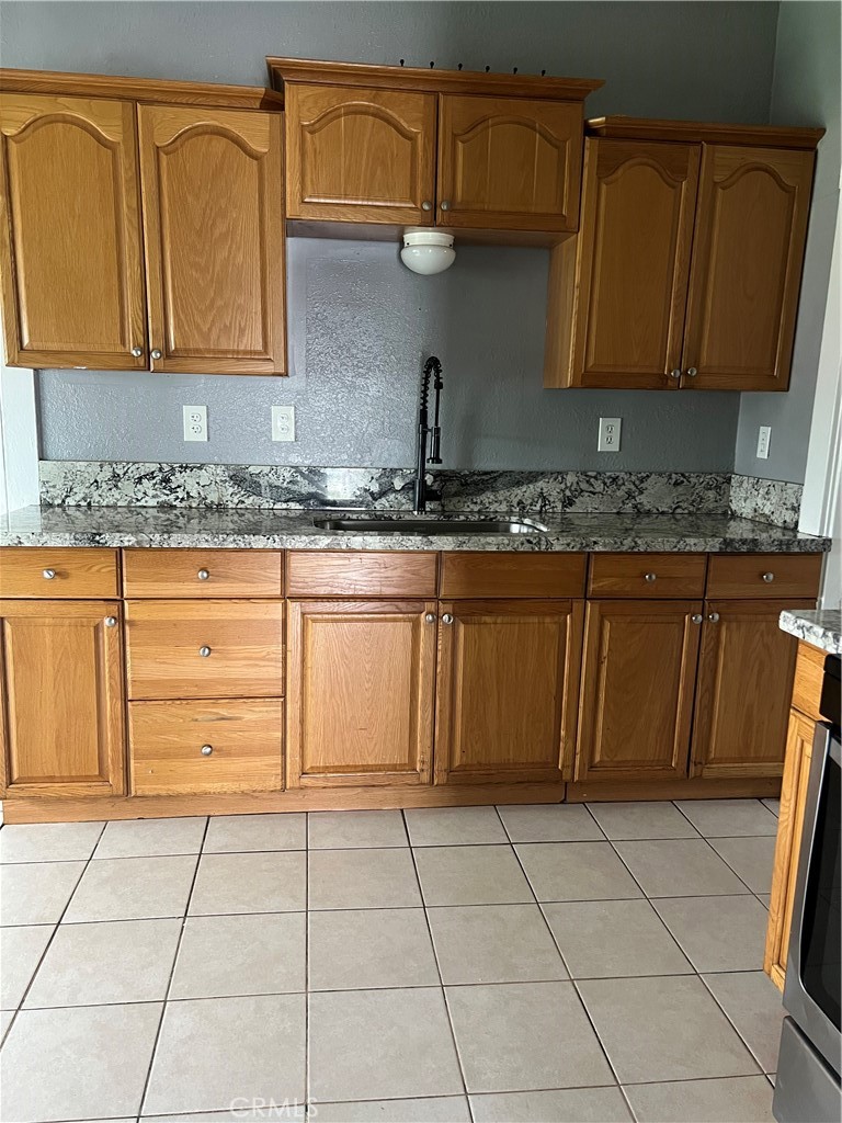 1141 W San Joaquin Ave, Tulare, CA 93274