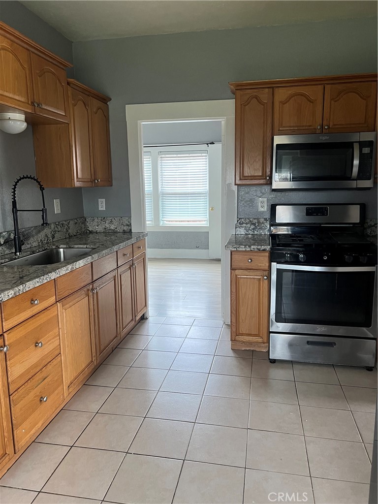 1141 W San Joaquin Ave, Tulare, CA 93274