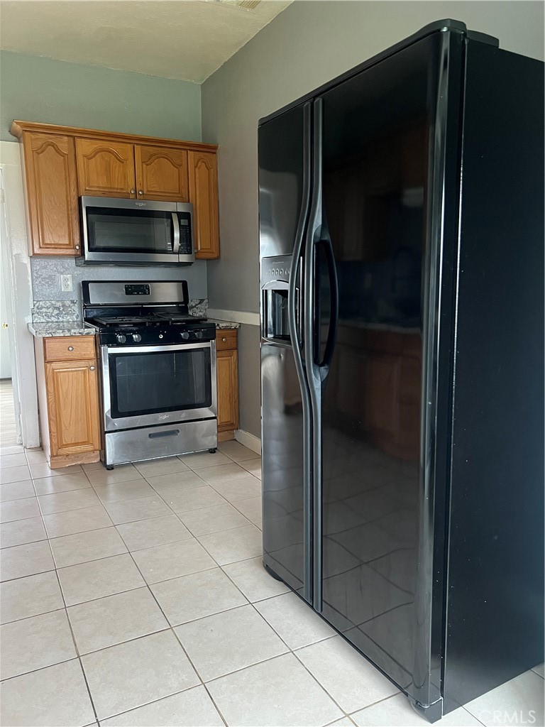 1141 W San Joaquin Ave, Tulare, CA 93274