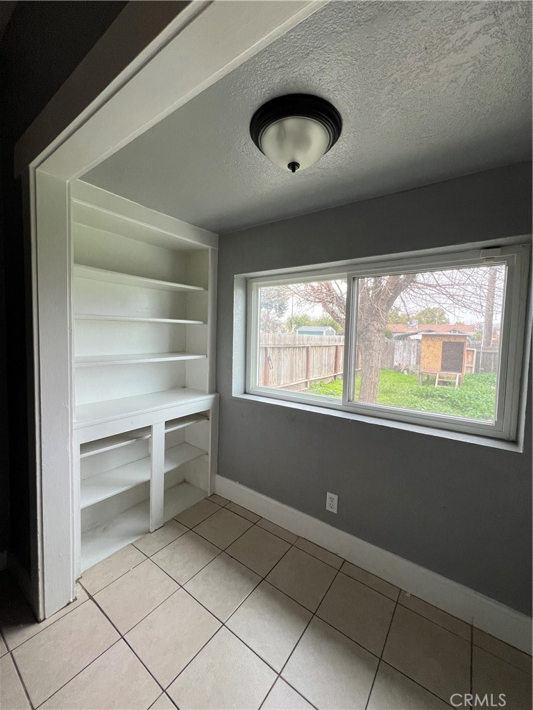 1141 W San Joaquin Ave, Tulare, CA 93274