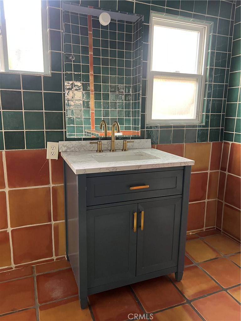 1141 W San Joaquin Ave, Tulare, CA 93274