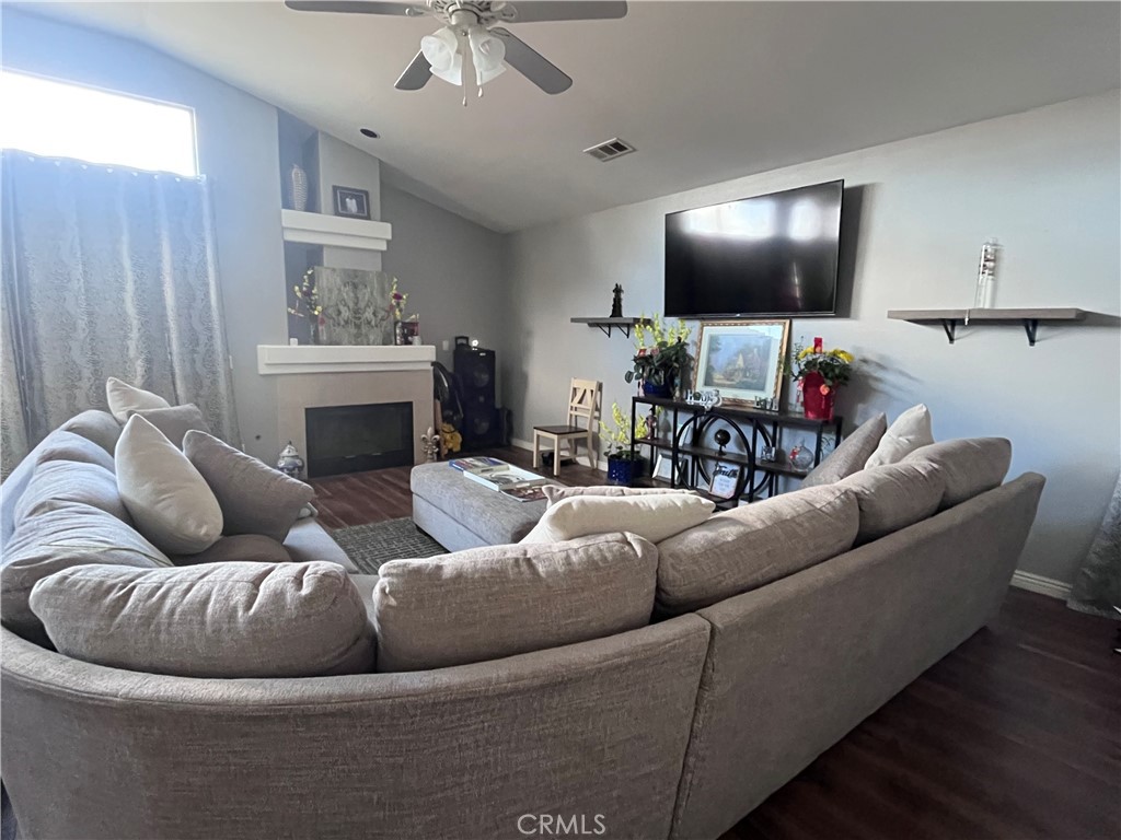 1344 E Parkview Ct, Visalia, CA 93292