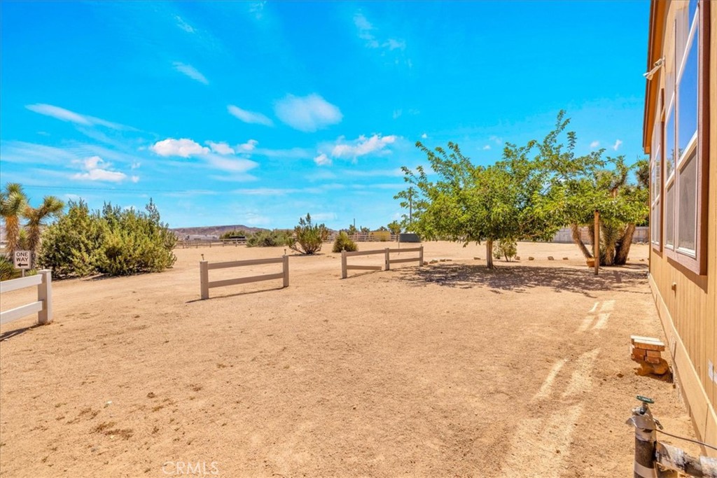 5175 Tom Mix Rd, Pioneertown, CA 92268