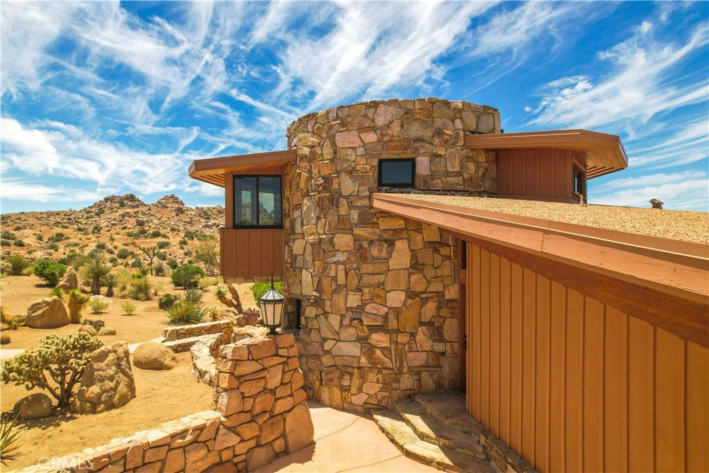 55290 Flying Tigers Rd, Pioneertown, CA 92268